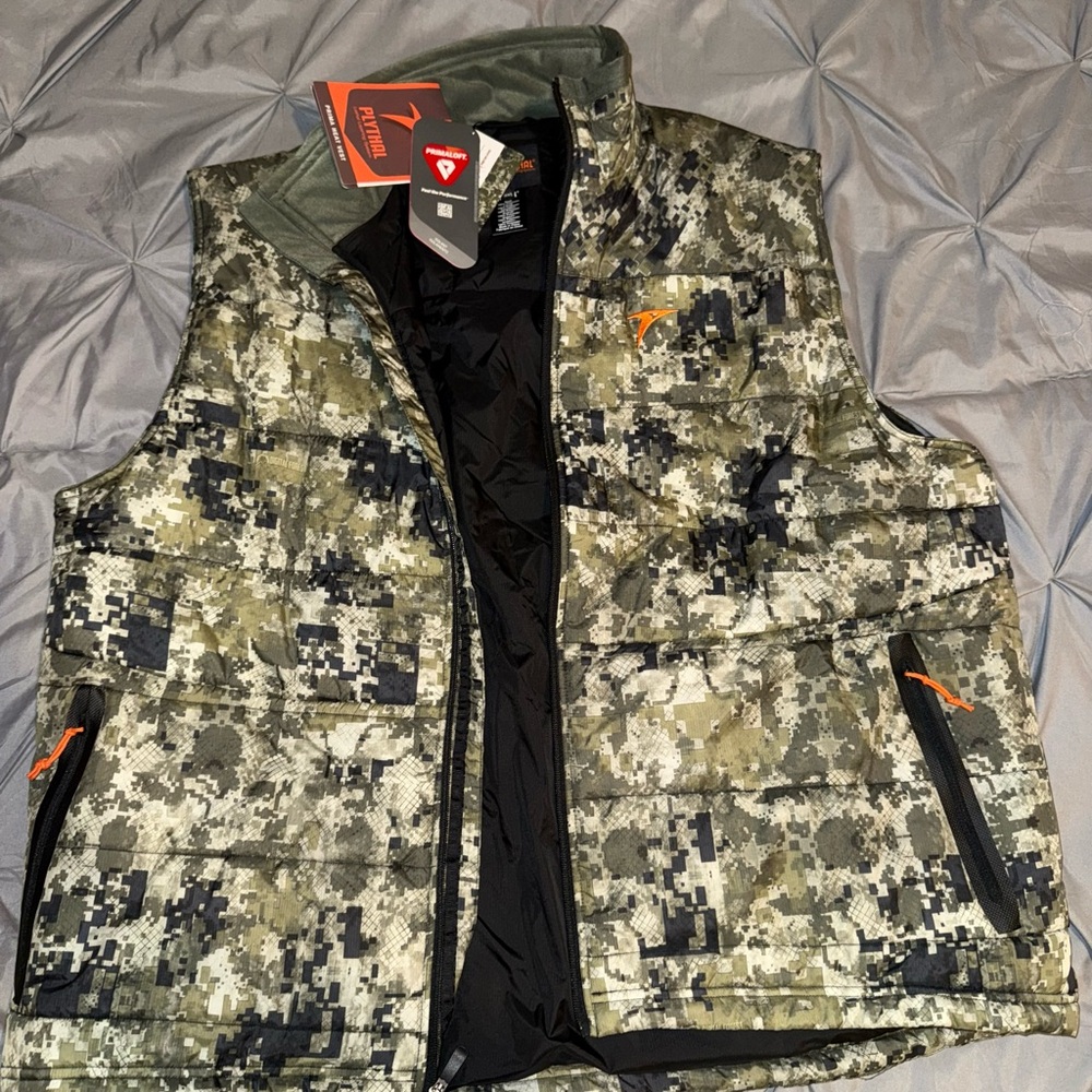 Plythal insulated camo hunting vest. 3XL. NWT.